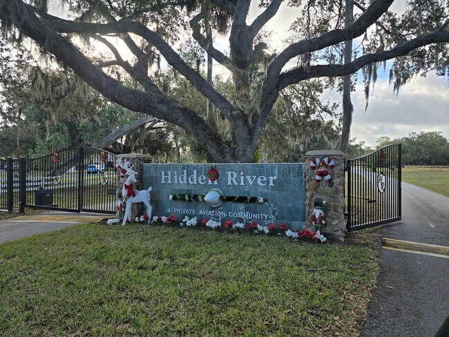Building Photo - Rarely Available 3 bed/ 2 bath in Hidden River in Myakka
