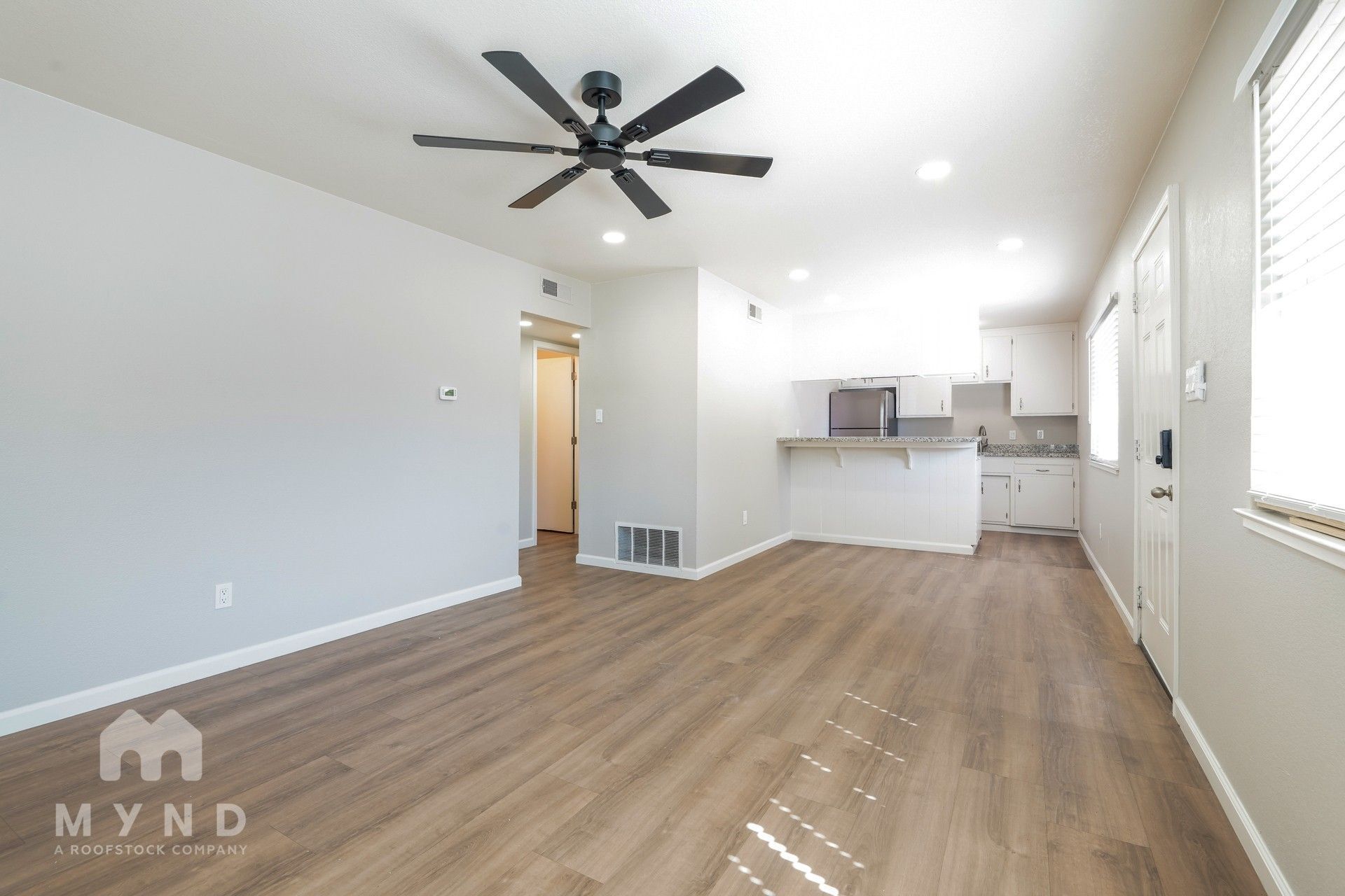 Building Photo - 905 Carro Dr