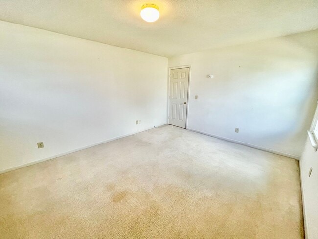 Building Photo - 3 Bed 2.5 Bath Beautiful Home Located North West Greensboro!