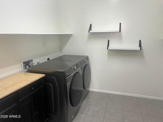 Building Photo - 739 N 156th Ln