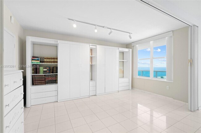 Building Photo - 5001 Collins Ave