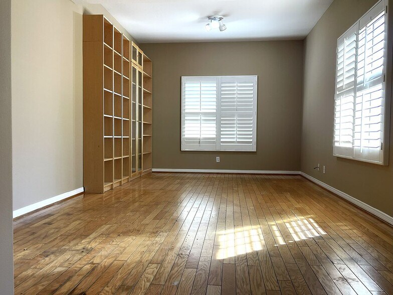 Building Photo - 9755 Lipari