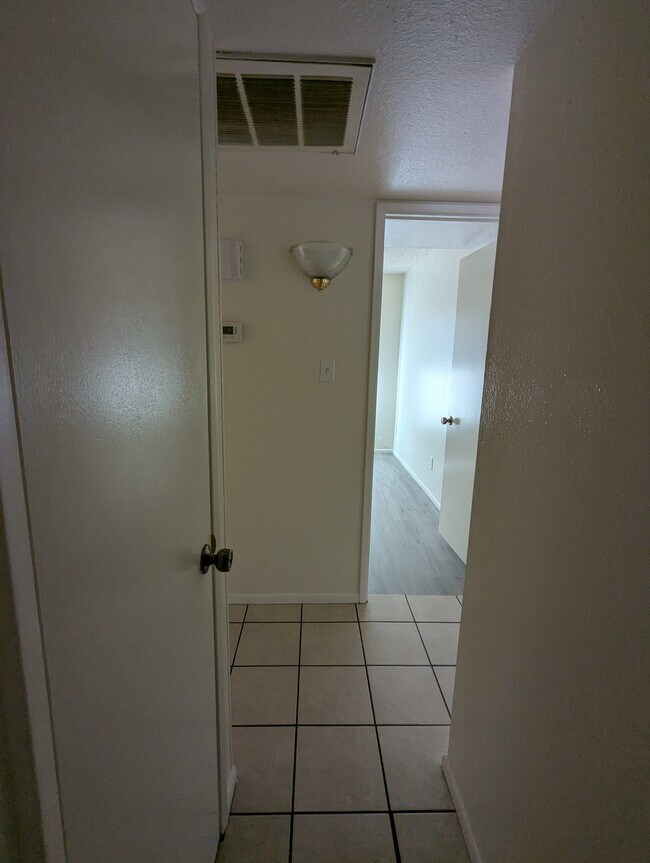 Building Photo - 563 N Santa Anna