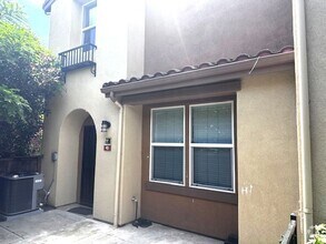 Building Photo - Very Nice Townhome!