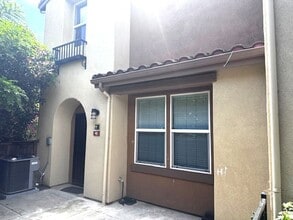 Building Photo - Very Nice Townhome!