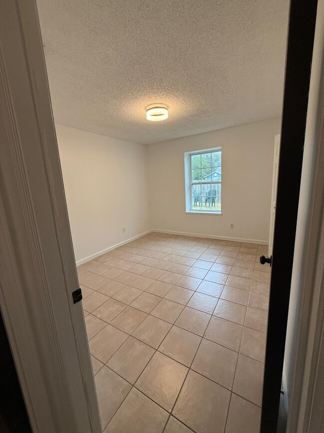 Building Photo - 11765 White Horse Rd