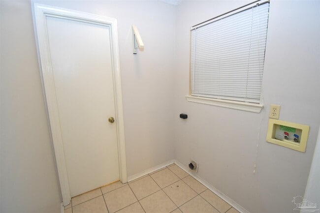 Building Photo - 7061 Heather Oaks Dr