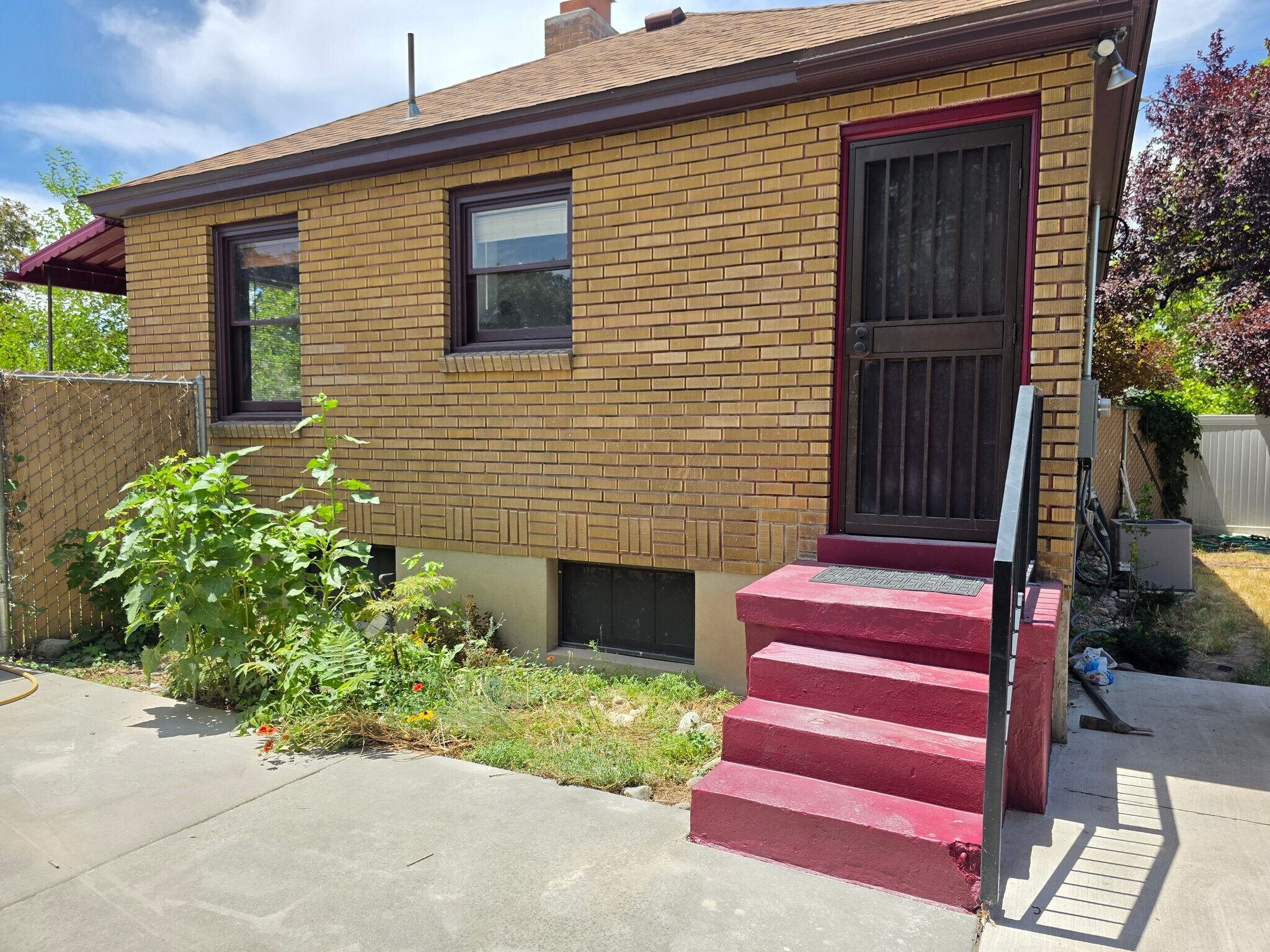 Building Photo - 211 Maple St