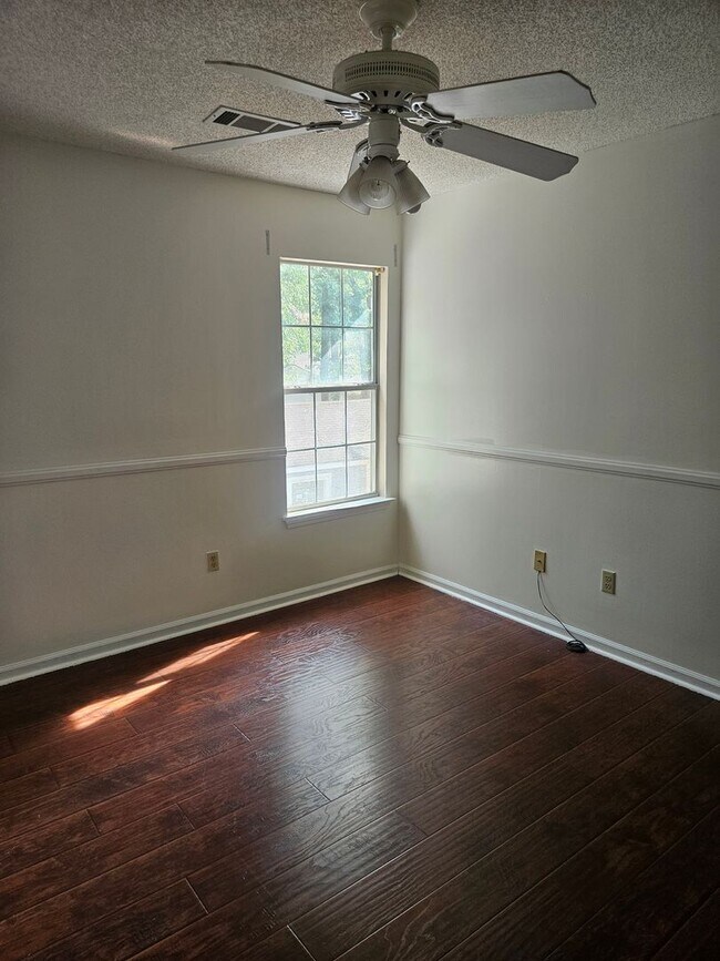 Building Photo - Available Now! MOVE IN SPECIAL HALF OFF FI...