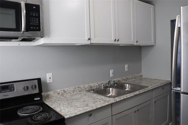 Building Photo - 740 Cooper St SW