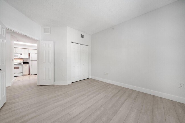 Building Photo - 3020 Alcazar Pl