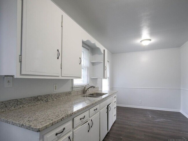 Building Photo - Available Now! 3 Bed / Bath & Large Backyard! Price drop!