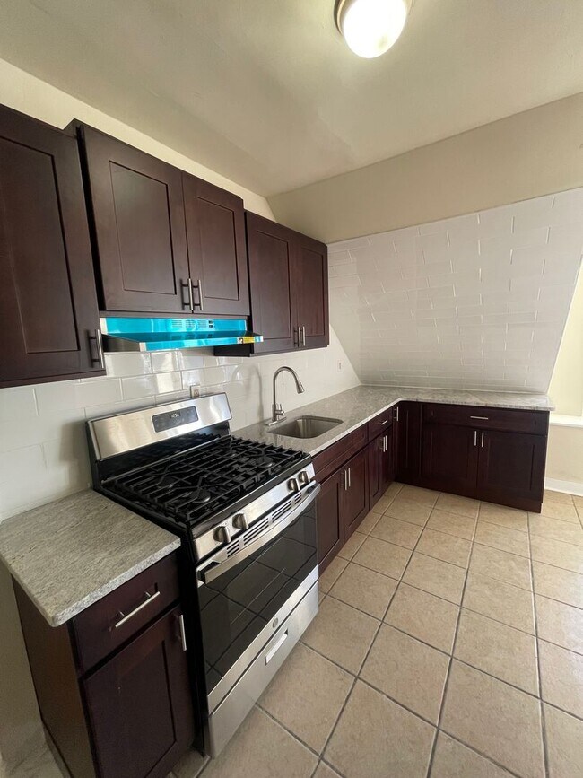 Building Photo - UPDATED 1 BED 1 BATH 2ND FLOOR APARTMENT