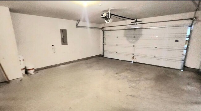 Building Photo - 712 Lazy Crest Dr