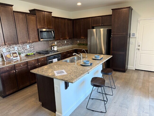 Building Photo - Beautiful Newer Built 3 Bed/2.5 Bath Detac...