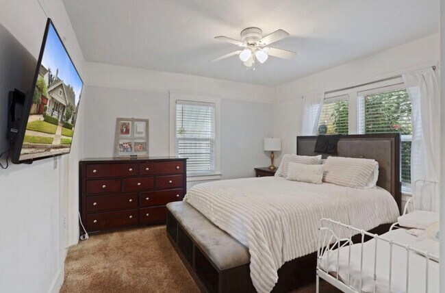 Building Photo - 2 Bed 1 Bath on a quiet street.