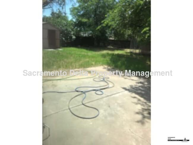 Building Photo - Updated 4 bedroom, 2 bath home with large ...