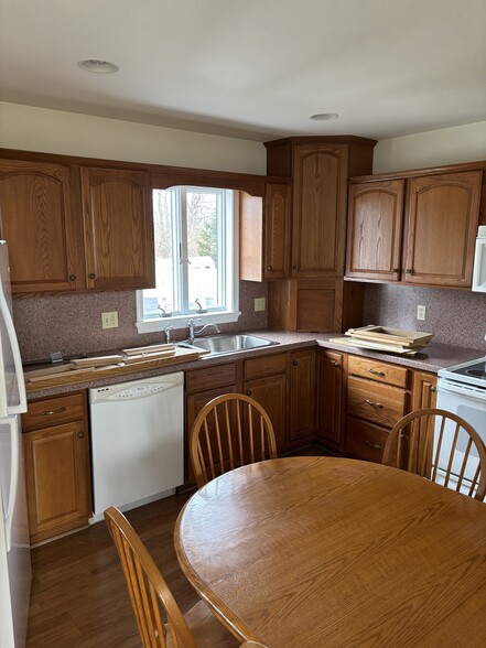 Kitchen w/oak raised panel cabinets - 1180 Chestershire Pl