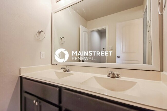 Building Photo - 4 Bedroom Pet-Friendly Home in ROSHARON, TX with Main Street Renewal