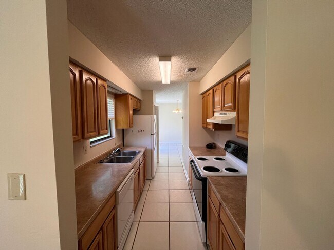 Building Photo - 3 Bedroom 2 Bath house with Garage Near Fl...