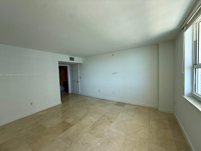 Building Photo - 1155 Brickell Bay Dr