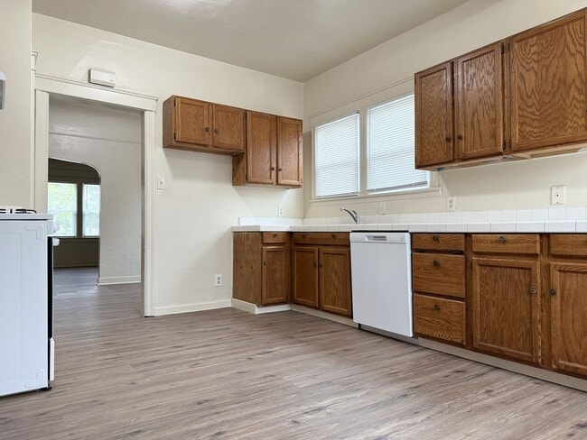 Building Photo - Endearing 3/1 Available!