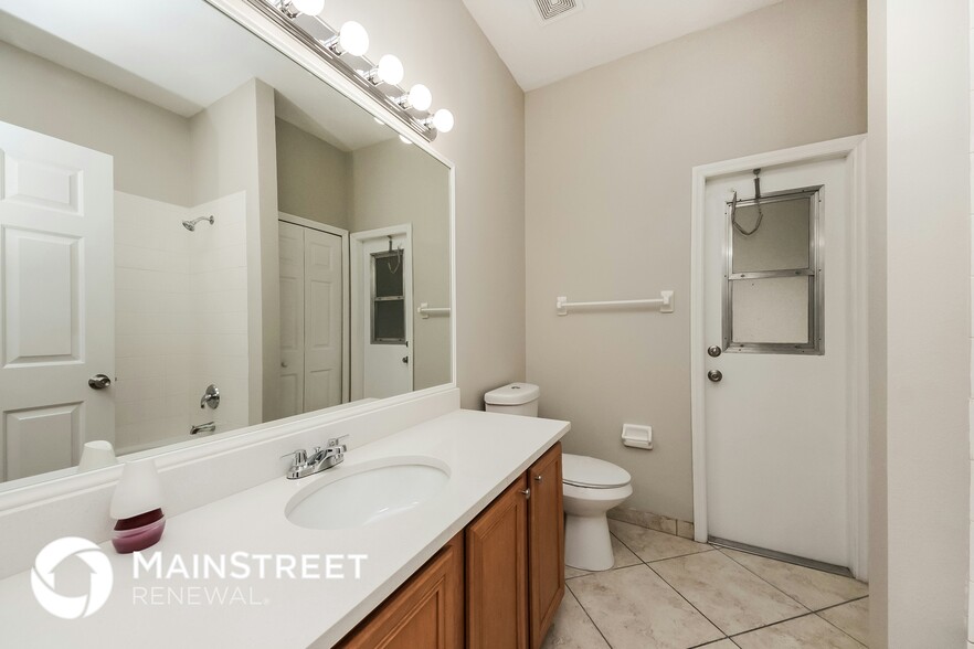 Building Photo - 710 Paris Dr