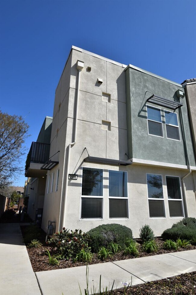 Building Photo - 3998 E Commerce Way