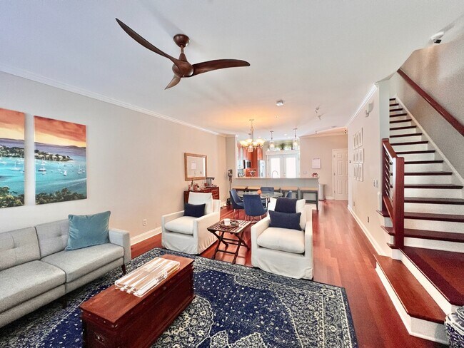 Building Photo - UPTOWN TOWNHOUSE!