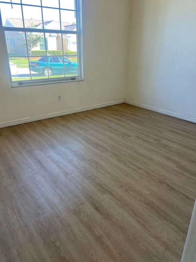 Building Photo - Welcome to your new home in beautiful Venice, Fl!  2 Bedroom 2 Bath w/ Den