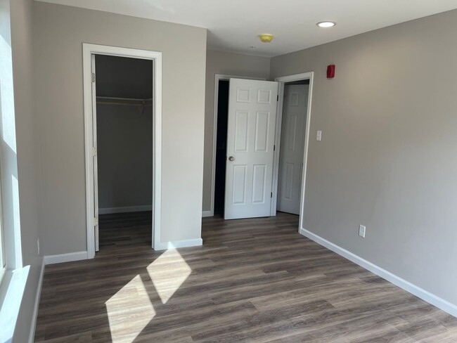 Building Photo - 3-Bedroom, 2-Bathroom Apartment on Bloomin...