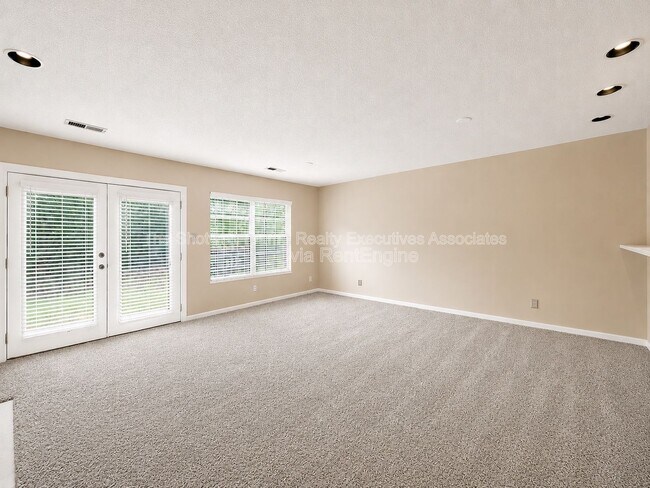 Building Photo - 437 S Gallaher View Rd