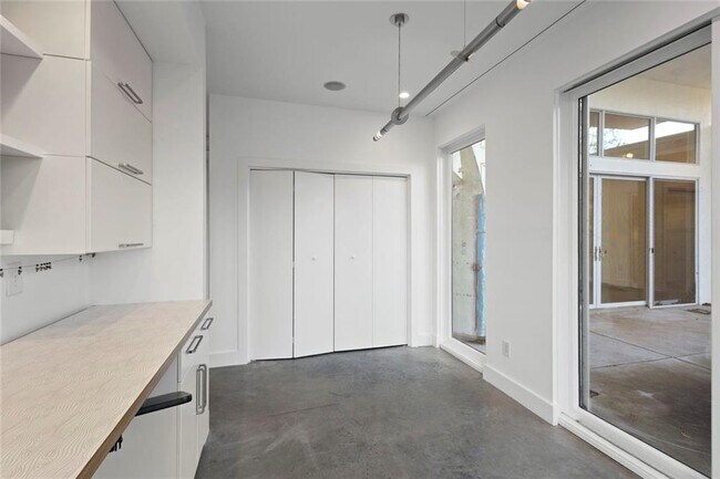 Building Photo - 935 Custer Ave SE