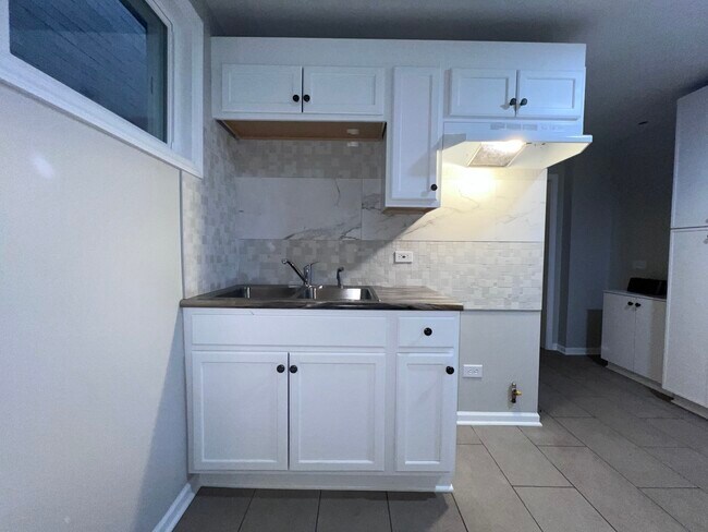 Building Photo - 8919 S Muskegon Ave