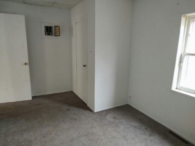 Building Photo - 1618 W Kettelle St