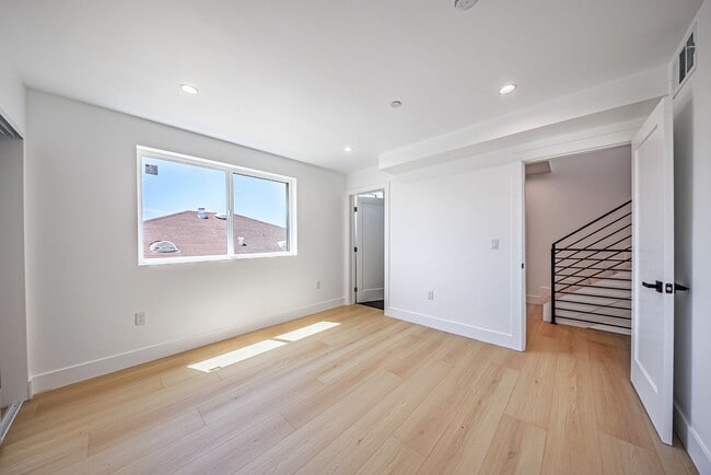 Building Photo - 1259 S Longwood Ave