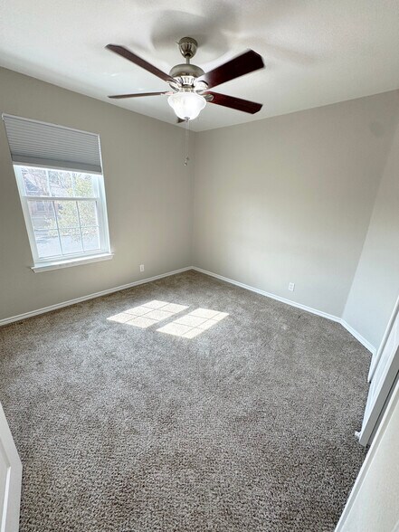 Building Photo - 5042 Cleves St