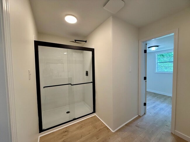 Building Photo - Fully Remodeled 3 Bedroom/1 Bathroom Home ...