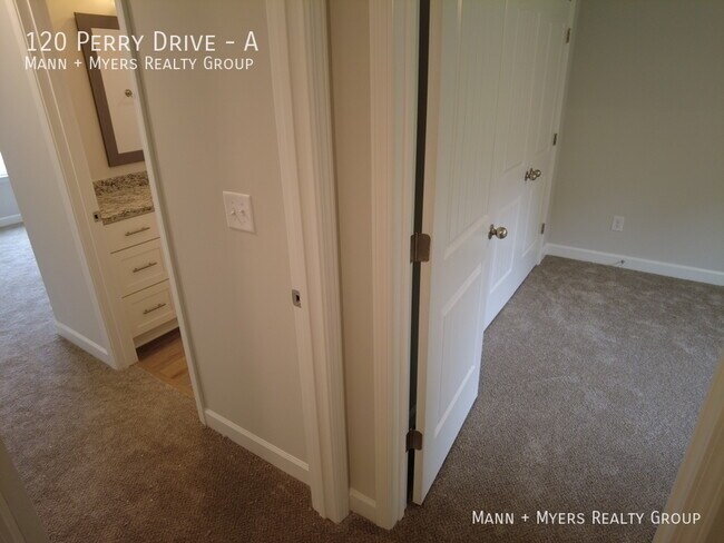 Building Photo - 120 Perry Dr