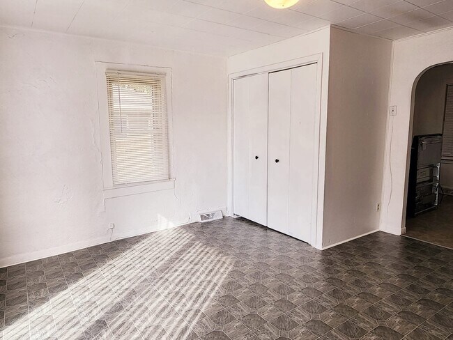 Building Photo - 612 6th St SW