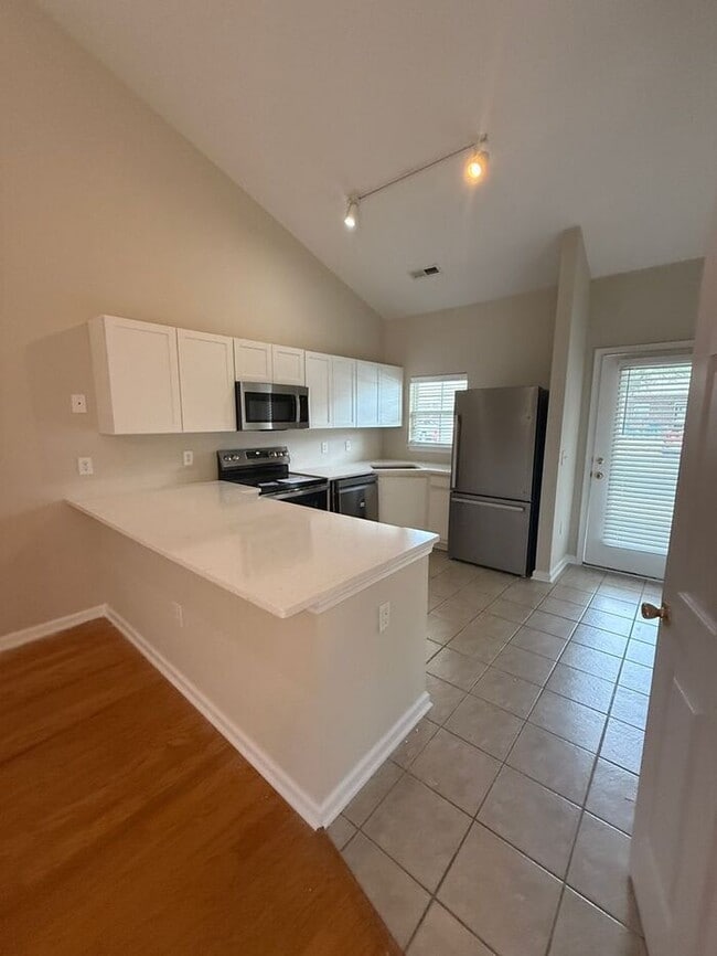 Building Photo - RENT SPECIAL! Freshly Painted! New Carpet!...