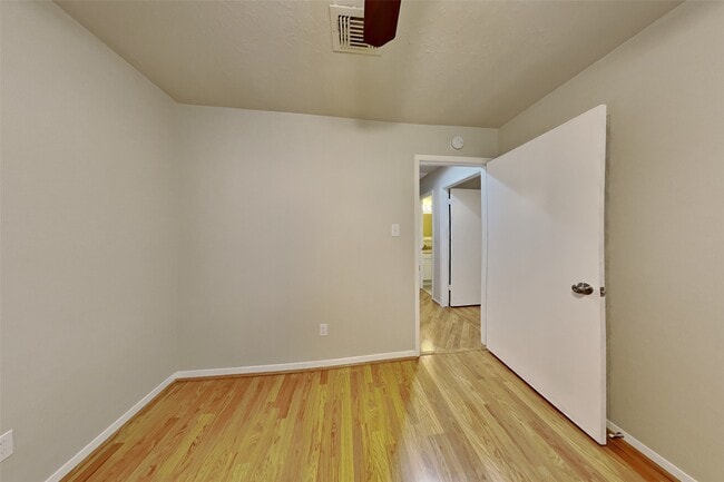 Building Photo - 20 Early Dawn Ct