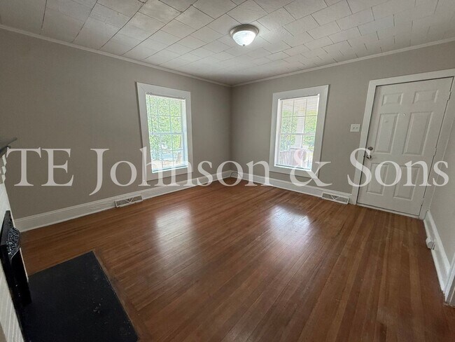 Building Photo - Charming 2 Bedroom Home with Rocking Chair Front Porch Near Downtown Winston-Salem