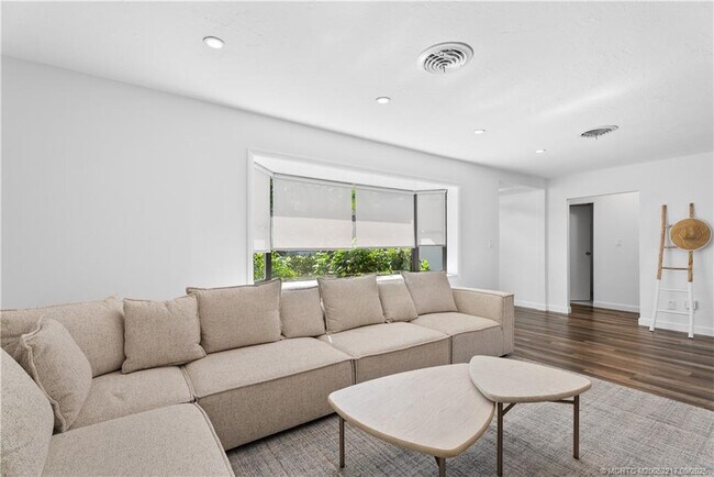 Building Photo - 1229 SW Dyer Point Rd