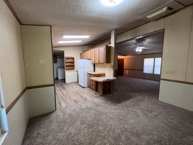 Building Photo - 3 Bedrooms, Includes Fenced Yard New carpe...