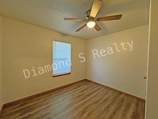 Building Photo - 3 Bedroom Home Located in Established Neighborhood!