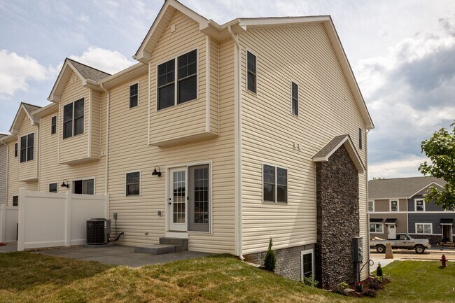 Building Photo - Spacious End Unit Luxury Townhome! Outstanding Location!