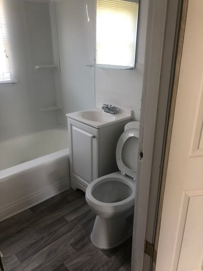 Building Photo - 1 Bedroom Newly renovated garden style apartments available for rent