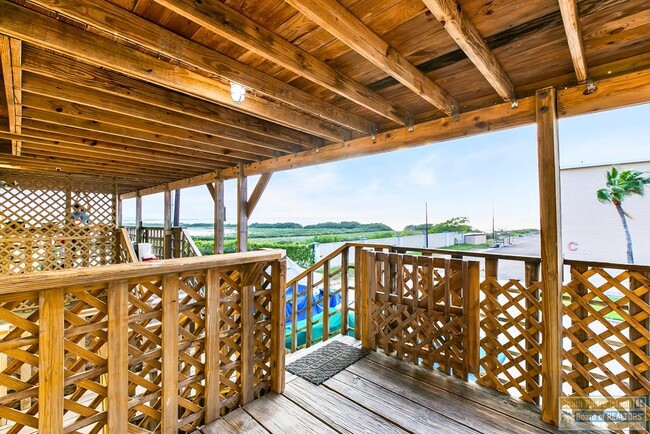 Building Photo - 113 W Sunny Isle Dr