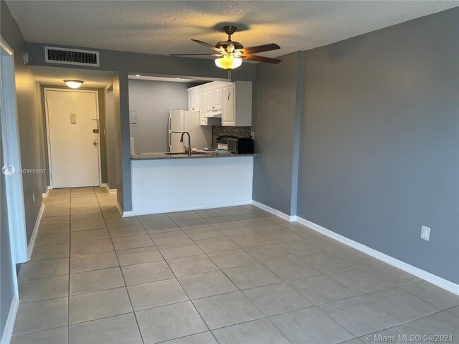 Building Photo - 16465 NE 22nd Ave